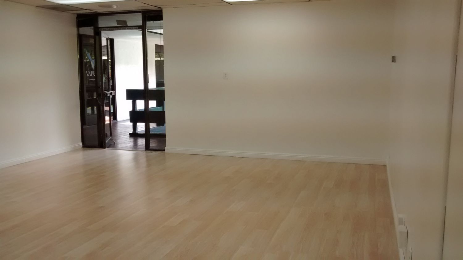 EXTRA LARGE OPEN ROOM, WOOD FLOORS. SEVERAL USES